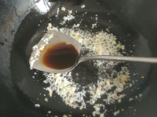 11、蒜蓉娃娃菜,加入两勺生抽