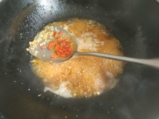 15、蒜蓉娃娃菜,加入适量枸杞