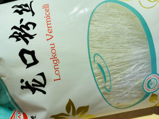 2、蒜蓉粉丝蒸生蚝,粉丝,待用;