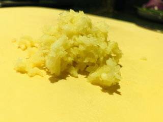 4、蒜蓉粉丝蒸生蚝,用压蒜器,压成蒜蓉;