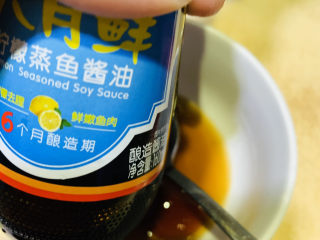 9、蒜蓉粉丝蒸生蚝,酱油;