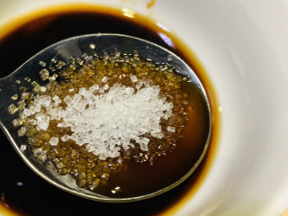 10、蒜蓉粉丝蒸生蚝,白糖,搅拌均匀料汁,待用;