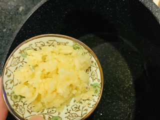 12、蒜蓉粉丝蒸生蚝,锅里加2勺食用油,加入蒜蓉;