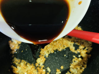 15、蒜蓉粉丝蒸生蚝,蒜蓉焦香,加调好的料汁;