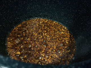 16、蒜蓉粉丝蒸生蚝,中火煮开;