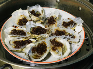 18、蒜蓉粉丝蒸生蚝,冷水上锅,大火,水开后蒸十分钟,就可以出锅!