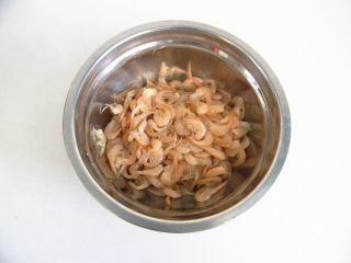 1、清水虾丸,用呼伦贝尔特有的达赖湖小虾，摘去头，清洗干净，也可以用任何虾肉