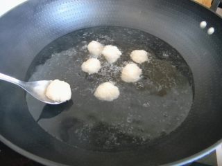 8、清水虾丸,炒锅提前烧水，看到水内出现鱼眼泡状，就可以一个个放入虾丸了，做一个放一个