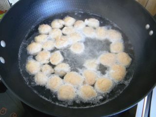 9、清水虾丸,烧开，虾丸都已浮到水面上，依照自己喜欢的味道调味，我放了蚝油、生抽，盐