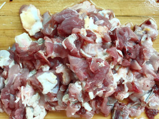 2、辣子鸡,切成丁