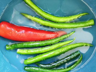 3、辣子鸡,湖南线椒、红辣椒洗干净