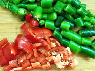 5、辣子鸡,红辣椒切丁