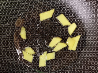 8、辣子鸡,下姜片炒香