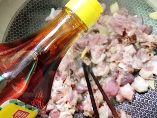 11、辣子鸡,放入黄酒