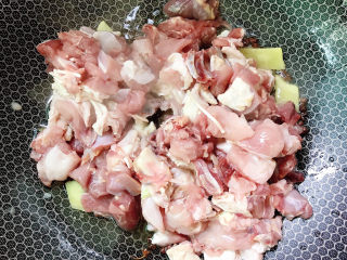 10、辣子鸡,放入鸡丁