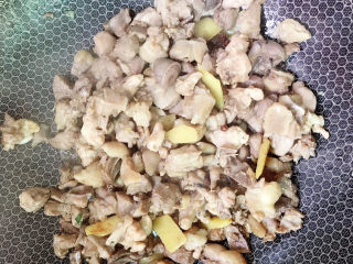 12、辣子鸡,放盐、胡椒粉，炒熟后装盘备用。