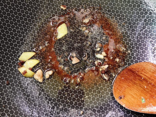 13、辣子鸡,锅中留油