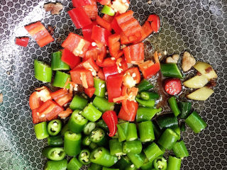 14、辣子鸡,放入辣椒