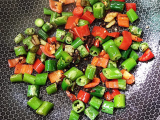 15、辣子鸡,炒熟