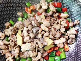 16、辣子鸡,倒入鸡丁