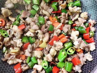 17、辣子鸡,翻炒