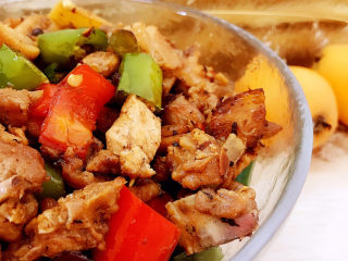 20、辣子鸡,装入碗中即可食用。