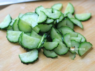 5、鸡胗拌黄瓜,黄瓜切片,备用。