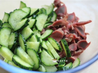 6、鸡胗拌黄瓜,将切好的黄瓜片和鸡胗片放入大碗中,备用。