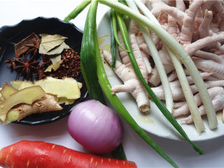 1、野山椒泡凤爪,材料准备。