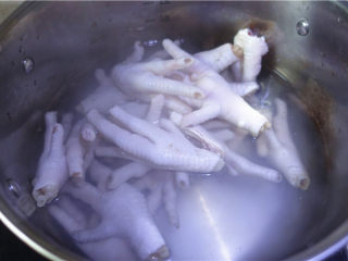 2、野山椒泡凤爪,鸡爪洗净，剪去指甲，焯水后捞出。