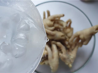 4、野山椒泡凤爪,.鸡爪捞出，用凉水冲洗掉多余油脂，