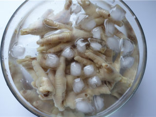 5、野山椒泡凤爪,投入冰水中浸泡，能使其口感更富有韧性。