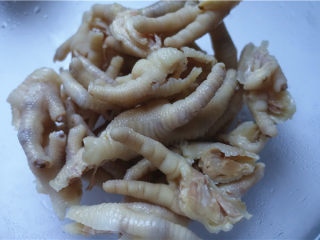 7、野山椒泡凤爪,去骨的鸡爪放一深碗。