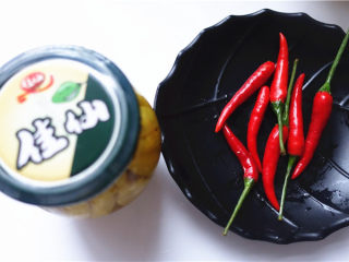 8、野山椒泡凤爪,将小米辣洗净，切好，野山椒备好。