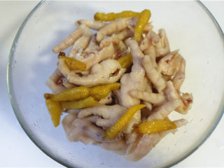 9、野山椒泡凤爪,泡椒和泡椒水倒入盆中，用量根据自家的口味来决定。