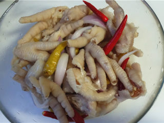 11、野山椒泡凤爪,.再来一两杯凉开水或者纯净水；翻拌均匀，使每块鸡爪都能沾上泡椒水。