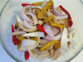 10、野山椒泡凤爪,放入洋葱，小米辣，想吃辣的多放，不能吃辣的少放；泡椒水有咸味，所以根据口味酌量放盐；