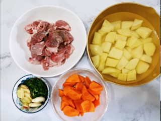 1、红焖牛肉,食材准备，土豆胡萝卜切块，牛腩浸泡出血水后洗净