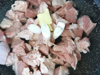 2、红焖牛肉,牛腩冷水下锅加料酒葱姜