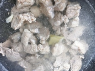 3、红焖牛肉,将牛肉焯水浮沫撇掉