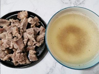 4、红焖牛肉,捞出牛肉，汤底保留