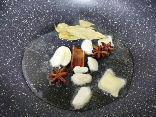 5、红焖牛肉,锅内热油放入葱姜蒜香料炒香