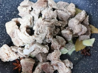 6、红焖牛肉,倒入牛肉翻炒变色