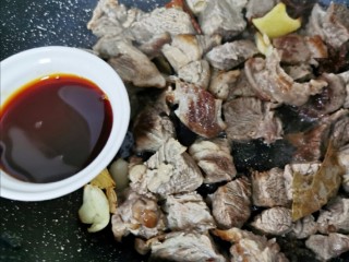 7、红焖牛肉,加一勺生抽