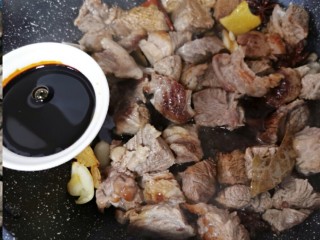 8、红焖牛肉,加一勺老抽