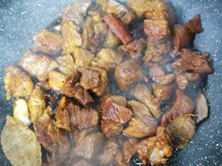 10、红焖牛肉,翻炒均匀至上色