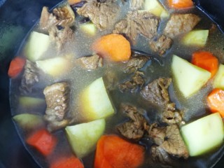 12、红焖牛肉,倒入土豆胡萝卜块焖煮20分钟