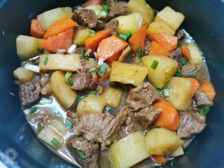 13、红焖牛肉,大火收汁，加点盐调味，撒上葱花即可