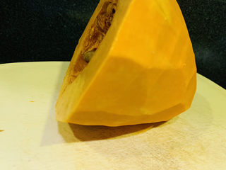 2、南瓜布丁,削皮