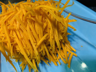 5、南瓜布丁,南瓜丝比较容易蒸熟